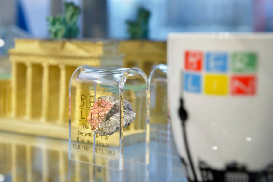 ชิ้นส่วนกำแพงเบอร์ลิน (Bits of Wall Berlin)