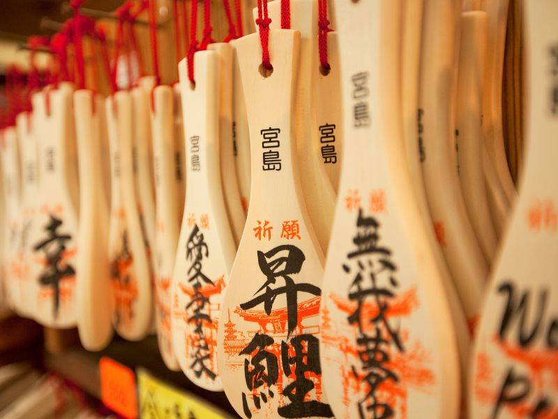 Những sản phẩm nghệ thuật và thủ công này giúp du khách mang theo một phần tinh thần của Miyajima sau chuyến đi. Chúng không chỉ đóng vai trò là quà lưu niệm, mà còn là cách để kết nối trải nghiệm cá nhân với chiều sâu văn hóa của hòn đảo linh thiêng này.