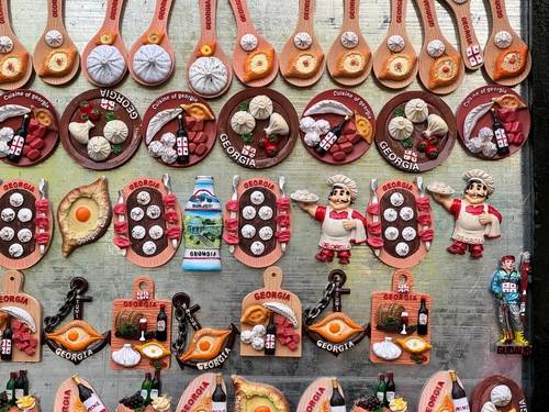 แม่เหล็กติดตู้เย็นและของที่ระลึก (Souvenir Magnets & Trinkets)