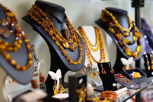 เครื่องประดับอำพัน (Amber Jewelry)