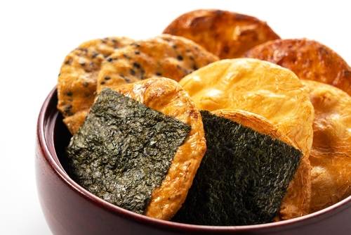 เซมเบ้ฟุกุโอกะ (Fukuoka Senbei) ขนมข้าวอบกรอบสไตล์ญี่ปุ่น