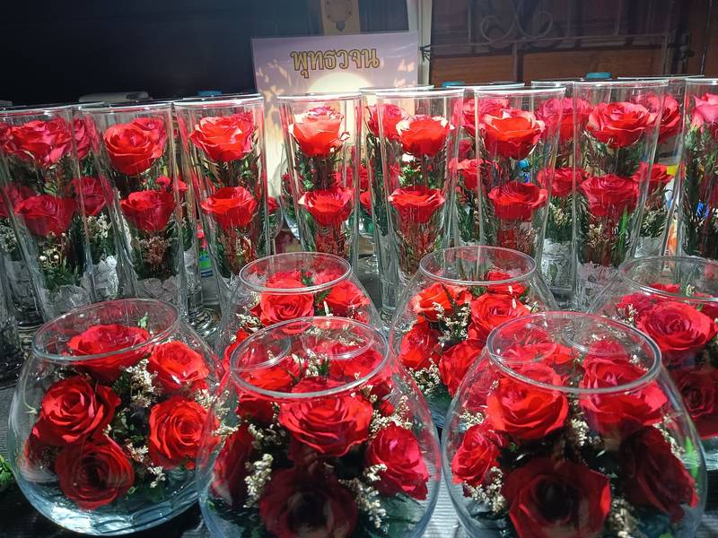 กุหลาบในโหลแก้วจากไร่ปฐมเพชร 