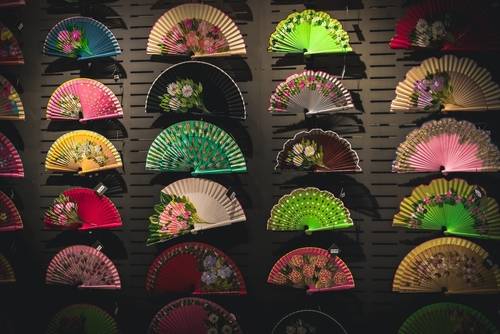 พัดผ้าไหมและพัดไม้หอม (Silk & Wooden Fans)