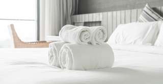 Perbedaan Wisma dan Hotel: Mana yang Cocok untuk Liburan di Jogja?, Mas Bellboy