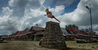Tradisi Lompat Batu: Warisan Budaya Nias yang Mendunia, Mas Bellboy