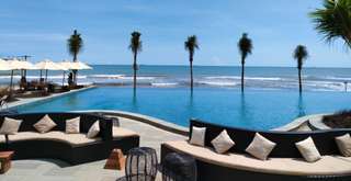 Marawa Beach Club: Beach Club Baru di Tepi Pantai Air Manis, Xperience Team
