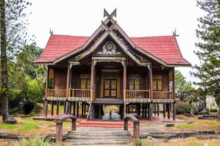 Mengenal Rumah Adat Jambi: Filosofi, Keunikan Arsitektur, dan Panduan Wisata Lengkap, Mas Bellboy