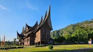 5 Rumah Adat Padang: Filosofi, Keunikan Arsitektur, dan Panduan Wisata Lengkap, Mas Bellboy