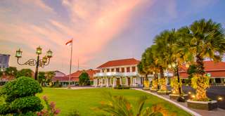 Sejarah Gedung Grahadi: Bangunan Bersejarah Ikon Surabaya & Jawa Timur, Travel Bestie