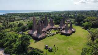 Mengenal Rumah Adat Sumba: Filosofi Marapu, Keunikan Arsitektur, dan Panduan Wisata Lengkap, Mas Bellboy