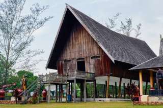 Mengenal 3 Rumah Adat Kalimantan Tengah: Filosofi, Keunikan Arsitektur, dan Panduan Wisata Lengkap, Mas Bellboy