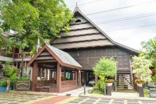 Mengenal 3 Rumah Adat Mamuju: Filosofi, Keunikan Arsitektur, dan Panduan Wisata Lengkap, Mas Bellboy