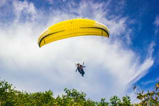 5 Lokasi Paralayang Jogja Terbaik dengan View Sunset Paling Ikonik, Mas Bellboy