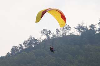 Paralayang Bukit Sempu Malang: Harga Tandem, Rute, dan Tips Liburan, Mas Bellboy