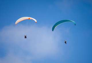 2 Spot Paralayang Bandung dengan View Pegunungan yang Paling Menakjubkan, Mas Bellboy