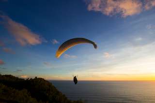 Paralayang Kalibaru: Info Lokasi, Harga Tandem, dan Tips Terbang, Mas Bellboy