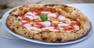 Sejarah Pizza: Dari Makanan Rakyat Italia hingga Ikon Global, Travel Bestie