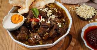 Sejarah Rawon: Kuliner Hitam Legendaris dari Jawa Timur, Travel Bestie