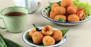 Dari Dapur Sunda ke Meja Modern: Menelusuri Sejarah Combro yang Melegenda, Travel Bestie