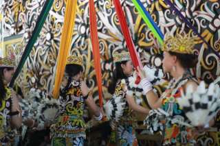  Mengenal Pakaian Adat Kutai: Filosofi, Detail Material, dan Panduan Wisata Budaya Lengkap , Mas Bellboy