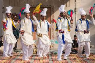  Mengenal Pakaian Adat Pakistan: Filosofi, Detail Material, dan Panduan Wisata Budaya Lengkap, Mas Bellboy