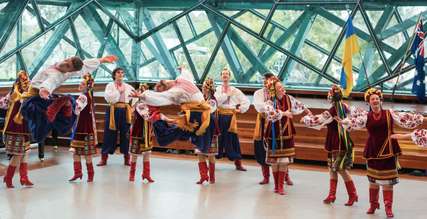 Snapshot Budaya: Pakaian Adat Australia dalam Sekilas, Mas Bellboy