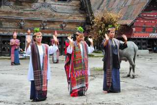 Mengenal Pakaian Adat Kabanjahe: Filosofi, Detail Material, dan Panduan Wisata Budaya Lengkap , Mas Bellboy