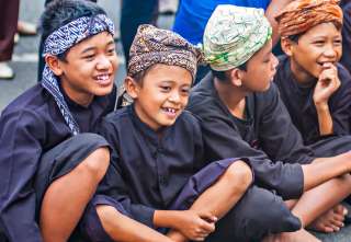 Mengenal Pakaian Adat Cianjur: Filosofi, Detail Material, dan Panduan Wisata Budaya Lengkap , Mas Bellboy