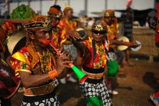 Mengenal Pakaian Adat Madura (Bangkalan): Filosofi, Detail Material, dan Panduan Wisata Budaya Lengkap , Mas Bellboy