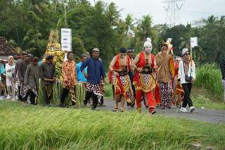 Snapshot Budaya: Pakaian Adat Bojonegoro dalam Sekilas, Mas Bellboy