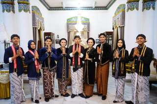 Snapshot Budaya: Pakaian Adat Blitar dalam Sekilas, Mas Bellboy