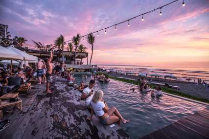 12 Beach Club di Jimbaran: Rekomendasi Spot Sunset Dekat Bandara, Mas Bellboy
