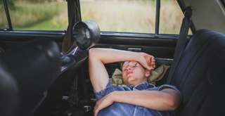 Tips Safety Driving: 7 Cara Menghilangkan Ngantuk Saat Berkendara yang Ampuh, Travel Bestie