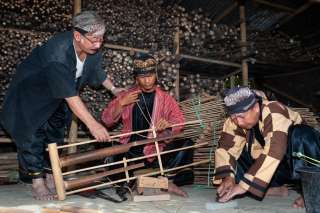 Simfoni Alam Parahyangan: Eksplorasi Mendalam Alat Musik Suku Sunda dan Warisan Budaya Jawa Barat, Mas Bellboy