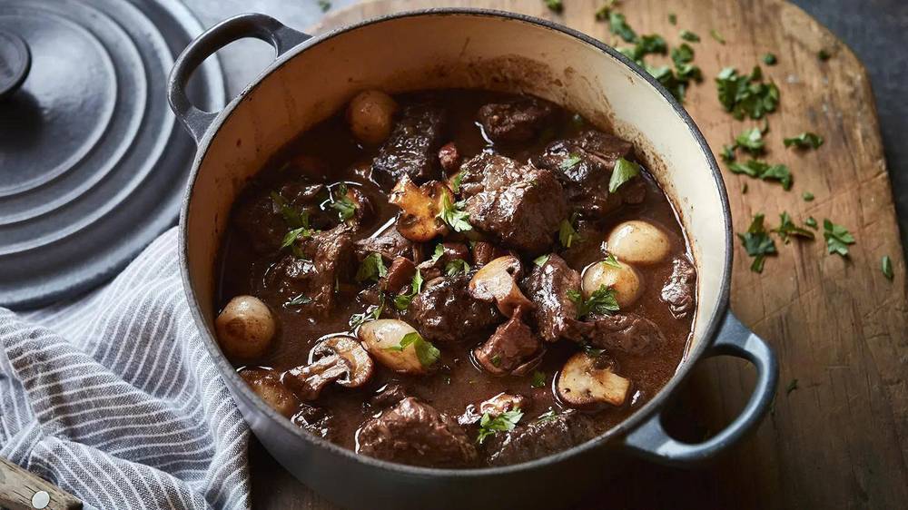 Bắt nguồn từ vùng Burgundy, Bourguignon là một món ăn truyền thống trong ẩm thực Pháp