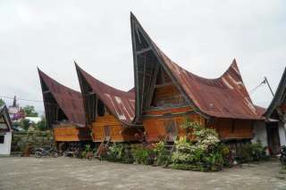 Rumah Bolon: Menyingkap Kemegahan Arsitektur dan Falsafah Hidup Masyarakat Batak Toba, Mas Bellboy