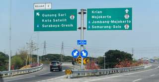 Perbedaan Plang Hijau dan Biru di Tol yang Sering Membuat Pengemudi Bingung, Travel Bestie