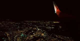 Tips Nyaman Naik Pesawat Malam Hari Agar Tetap Segar Saat Mendarat, Travel Bestie