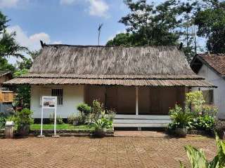 Julang Ngapak: Menyingkap Simbol Perlindungan dan Kearifan Lokal Arsitektur Tatar Sunda, Mas Bellboy