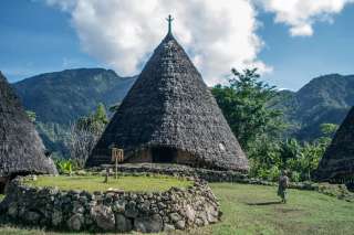 Mbaru Niang: Menyingkap Rahasia Rumah Kerucut Suku Manggarai di "Negeri di Atas Awan", Mas Bellboy