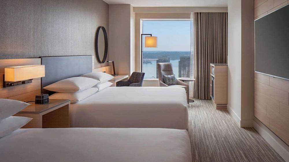 Hyatt Regency Seattle là khách sạn hiện đại nổi bật giữa trung tâm thành phố