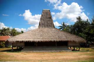 Uma Mbatangu: Menyingkap Spiritualitas Marapu dalam Menara Tinggi Rumah Sumba Timur, Mas Bellboy