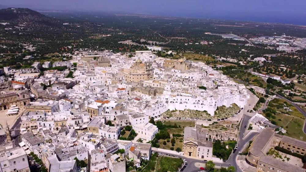 Ostuni nổi bật với những ngôi nhà sơn trắng rực rỡ trên ngọn đồi nhìn ra biển