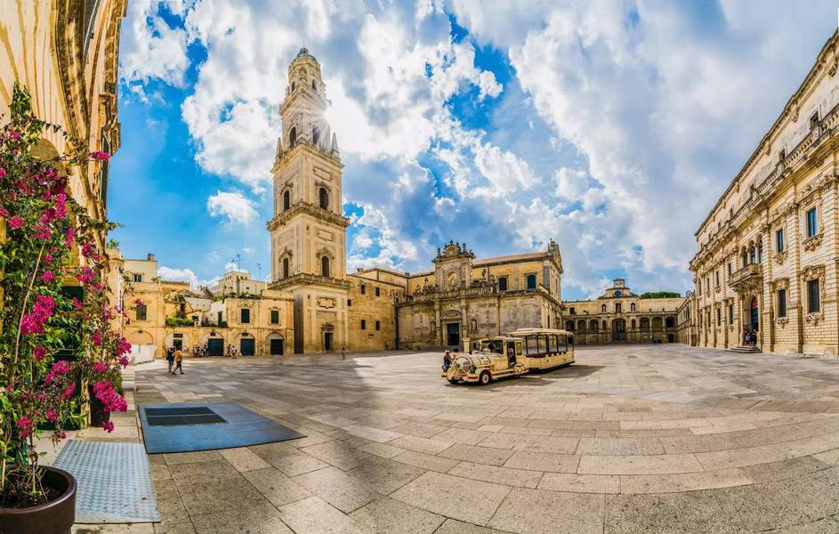 Thành phố Lecce nổi bật với kiến trúc Baroque tinh xảo và những quảng trường cổ kính 