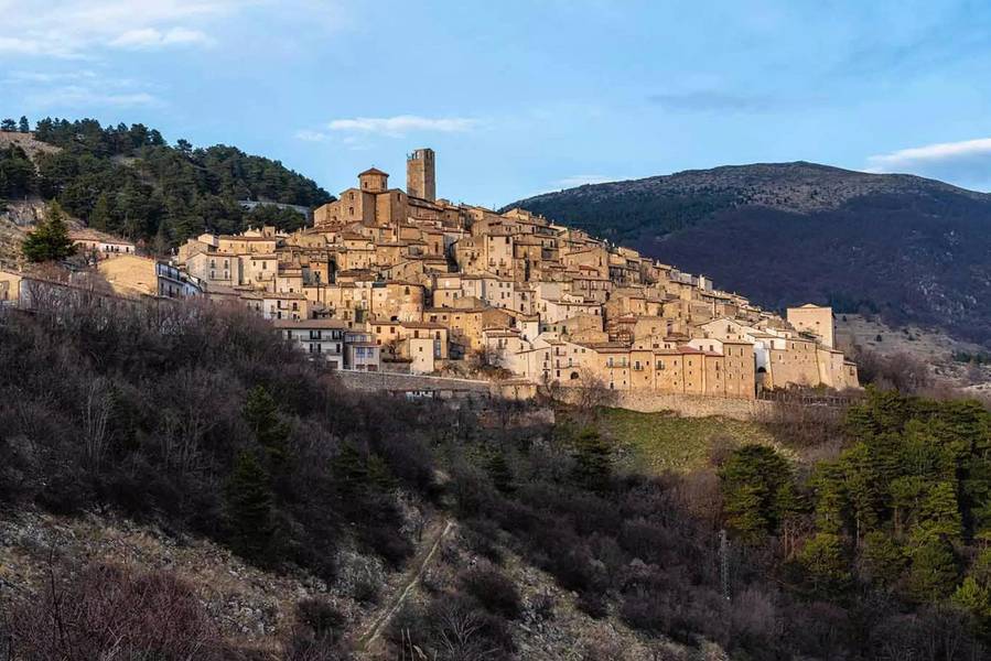 Castel del Monte gây ấn tượng với kiến trúc bát giác độc đáo và lịch sử đầy bí ẩn 