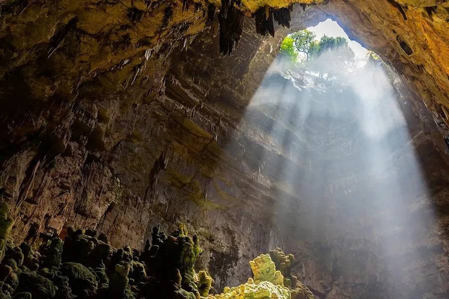 Hang động Castellana nổi bật với nhũ đá kỳ ảo và không gian địa chất hàng triệu năm 