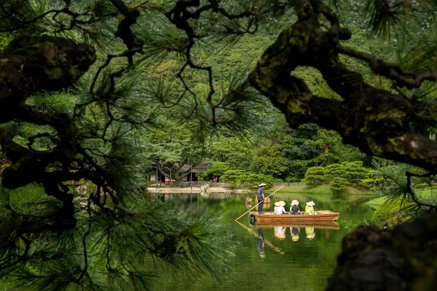 Du khách có thể đi thuyền dọc theo mặt hồ tĩnh lặng để chiêm ngưỡng Ritsurin Garden.
