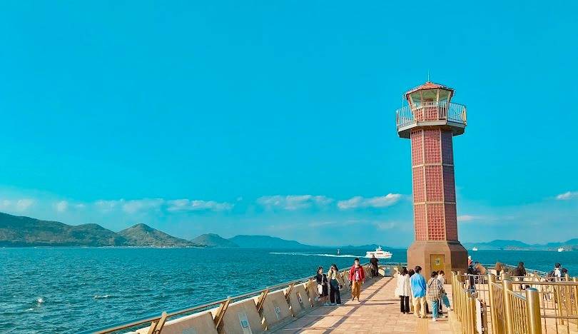 Đài quan sát Takamatsu Symbol Tower nổi bật giữa thành phố cảng. 