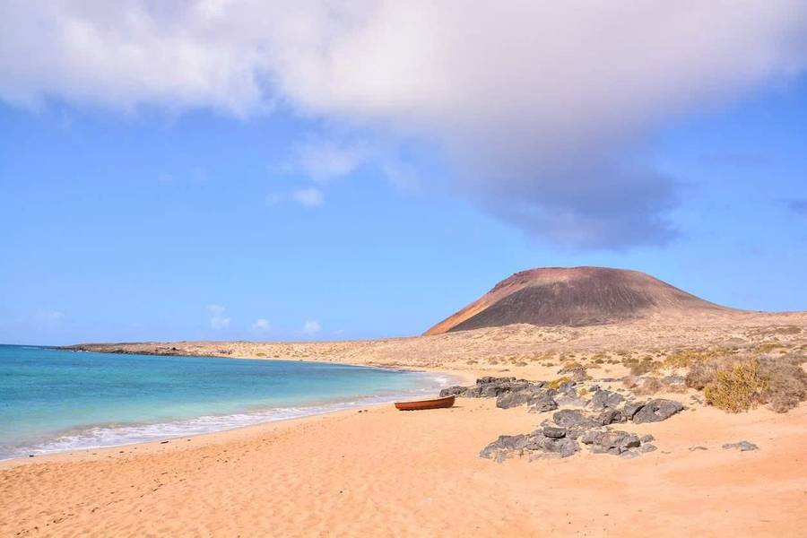 Bãi biển Las Conchas của La Graciosa  có phong cảnh đẹp như tranh vẽ.