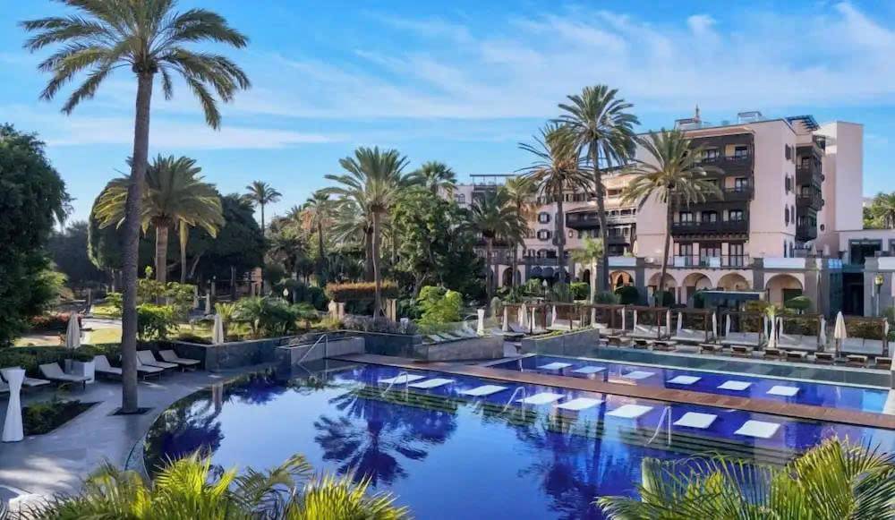 Santa Catalina, a Royal Hideaway Hotel gây ấn tượng với mặt tiền màu hồng 